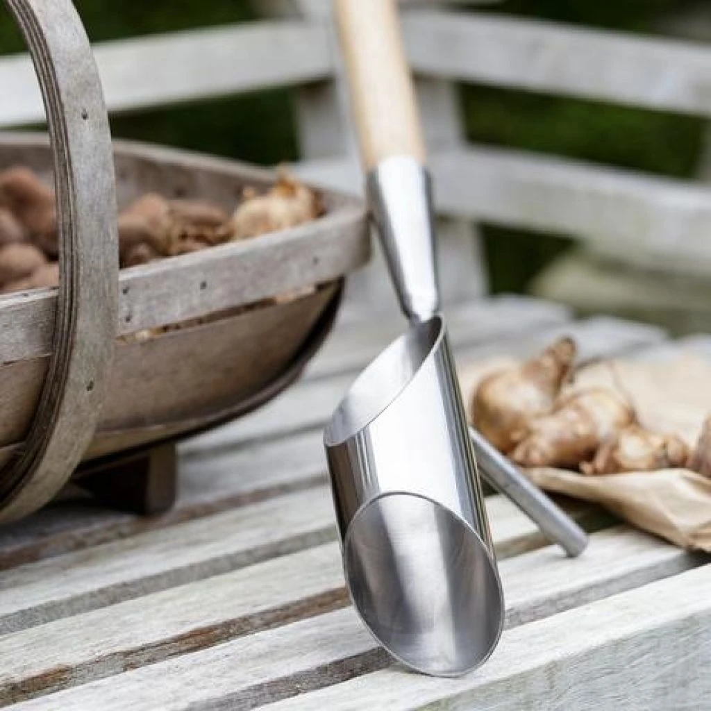 Plantoir à Bulbes à Manche Long Burgon & Ball - Gamme RHS 7 Plantoir à Bulbes à Manche Long Burgon & Ball - Gamme RHS – Image 5